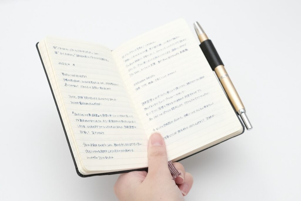 手に持ったノート