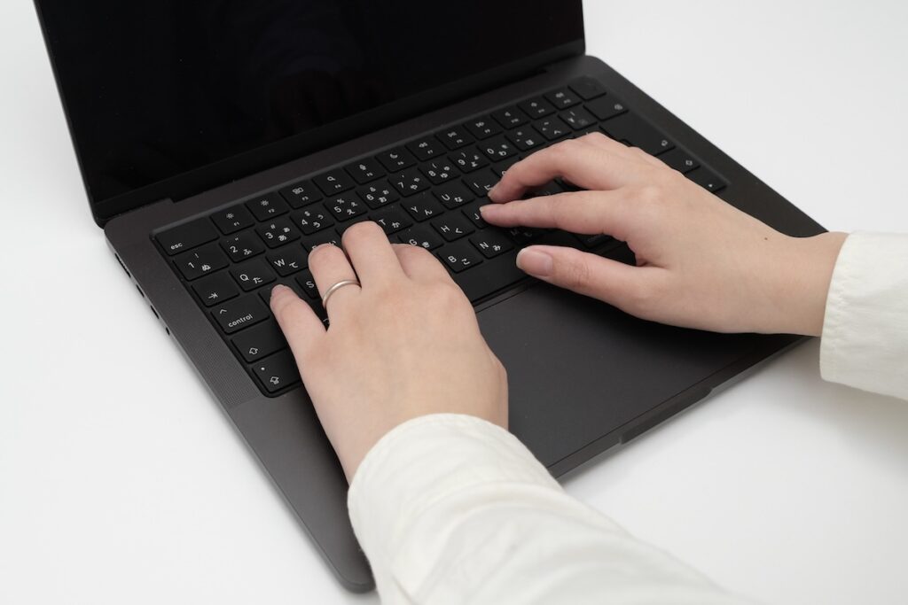 キーボードをタイピングする様子