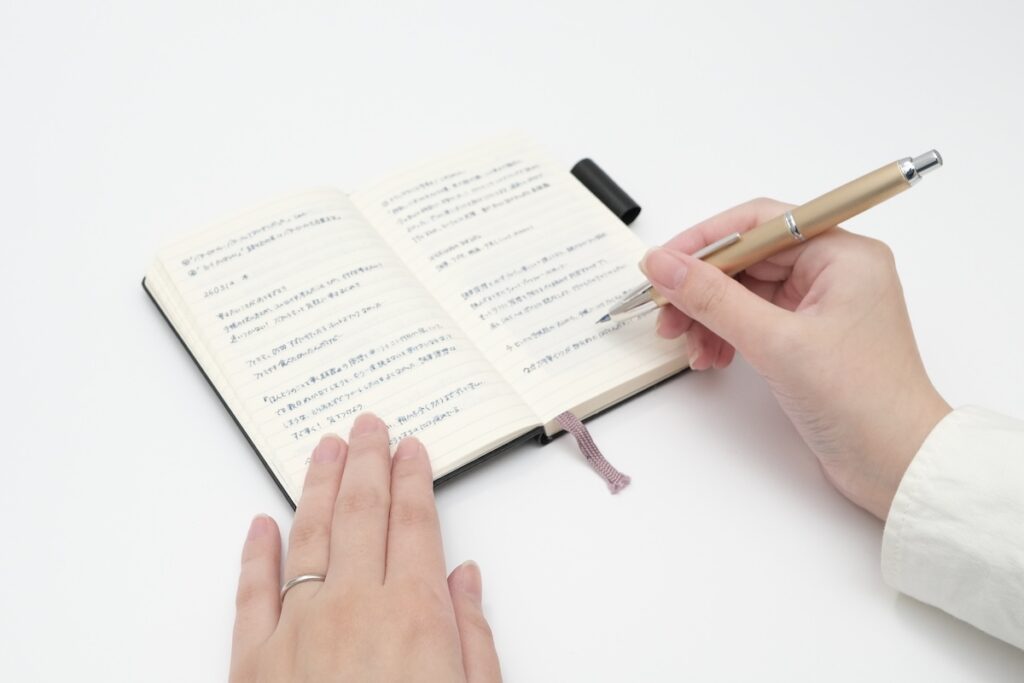 ノートに書き込む様子